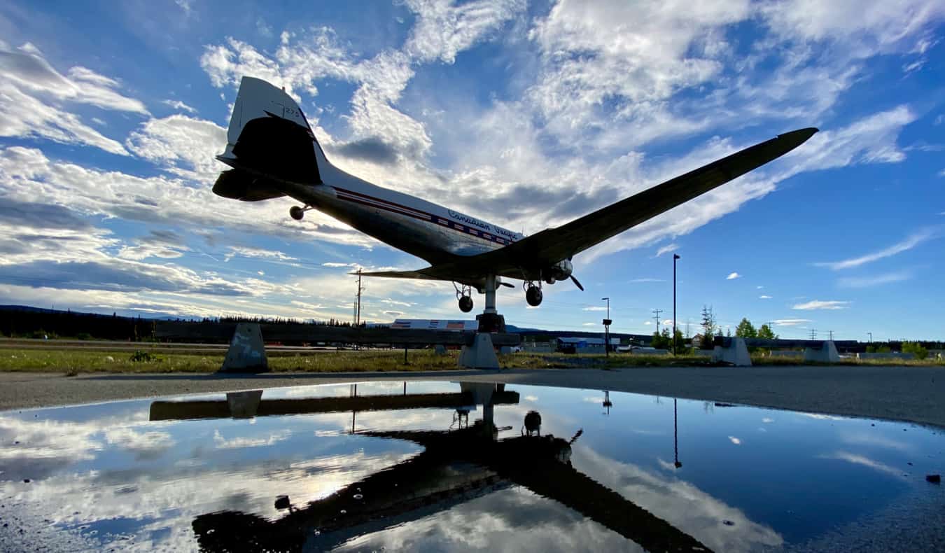 Un viejo avión en el Museo del Transporte de Yukon, Canadá
