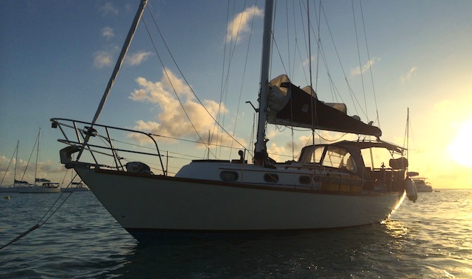 un velero fondeado en las islas Vírgenes al atardecer