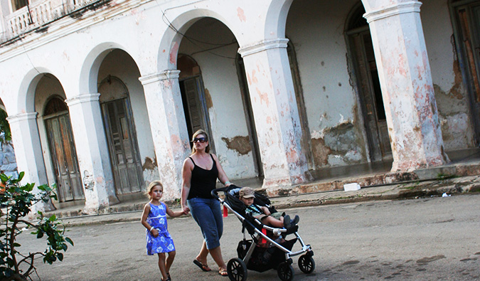 una familia viajera caminando por una calle vacía