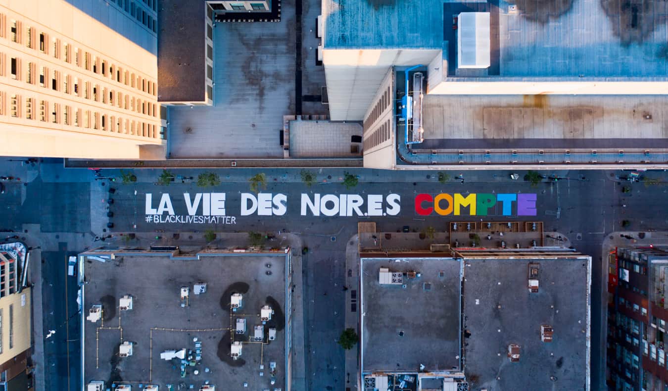 Un cartel de las vidas negras importa en el distrito gay de Montreal, Canadá