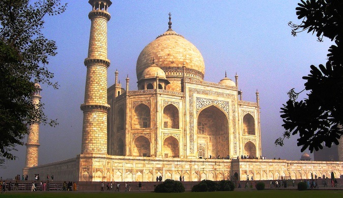 El emblemático Taj Mahal en un día soleado en la India rodeado de turistas