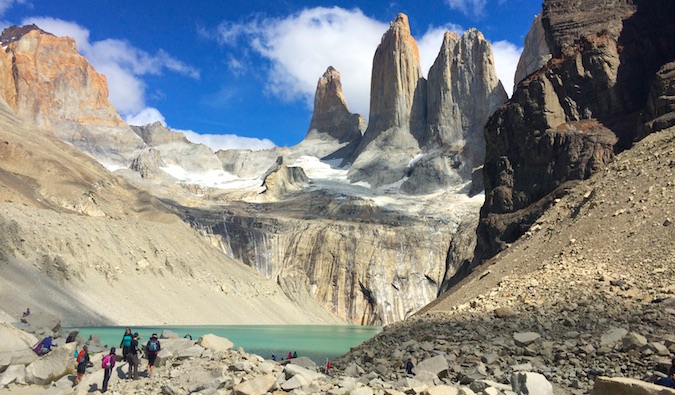 Torres Towers en el Parque Nacional Torres del Paine, América del Sur en un día luminoso y soleado