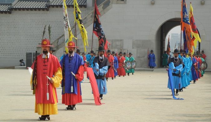 Gente con ropa tradicional de colores paseando por Corea del Sur