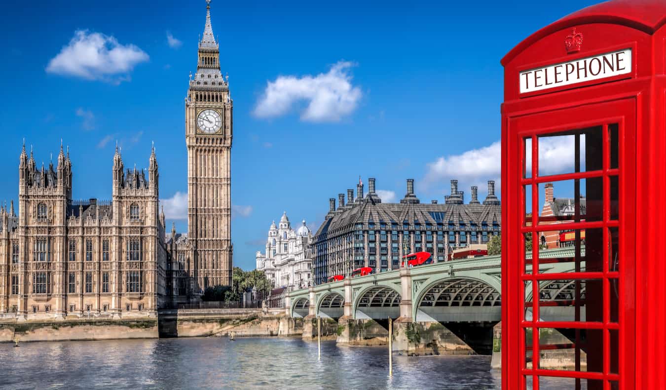 El palacio de Buckingham y una clásica cabina telefónica roja en Londres, Inglaterra