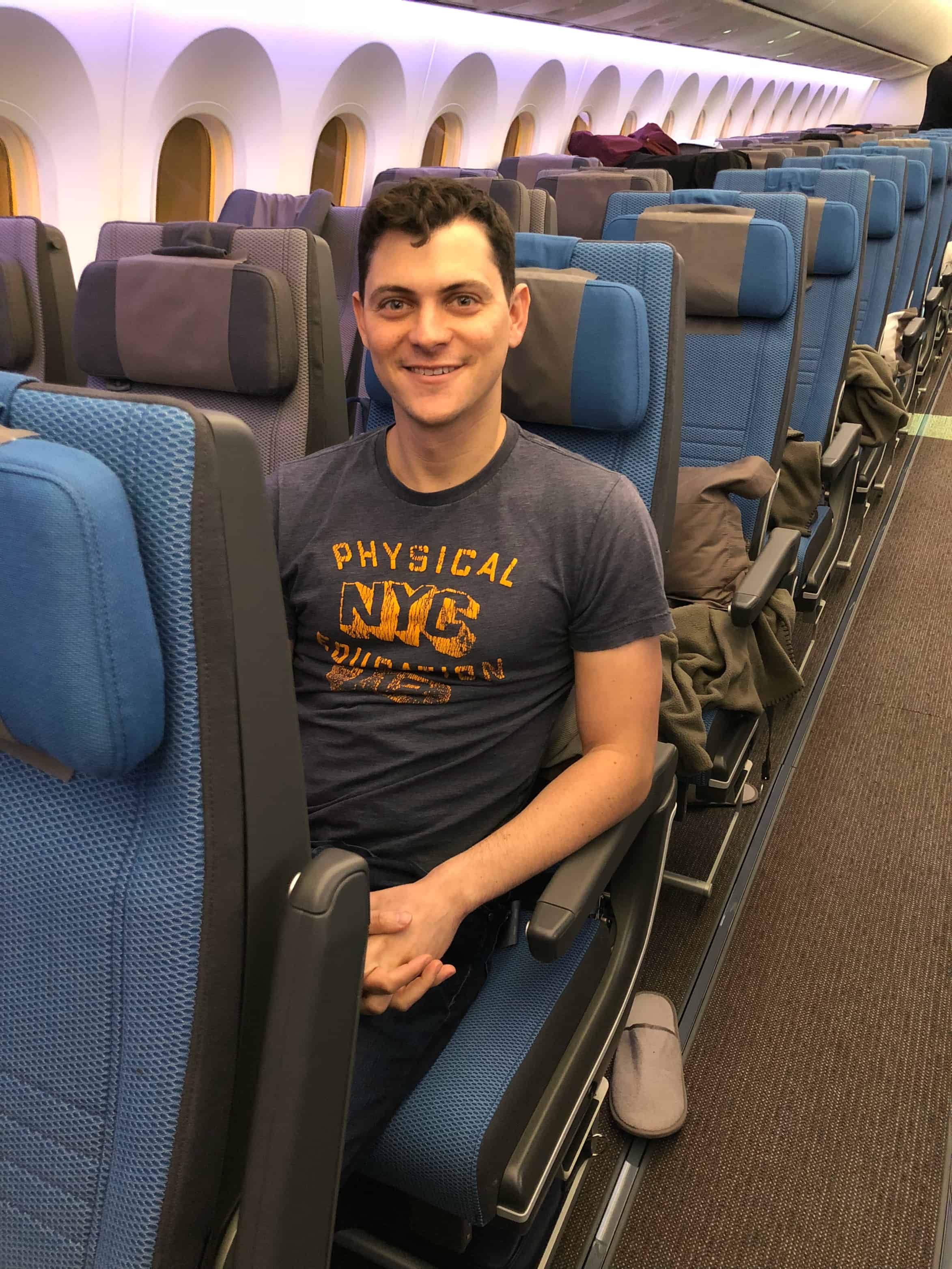 Matt Kepnes sentado en clase económica en el nuevo Dreamliner de Singapore Airlines