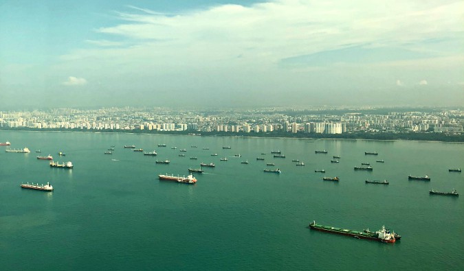 Barcos de carga en las aguas de Singapur