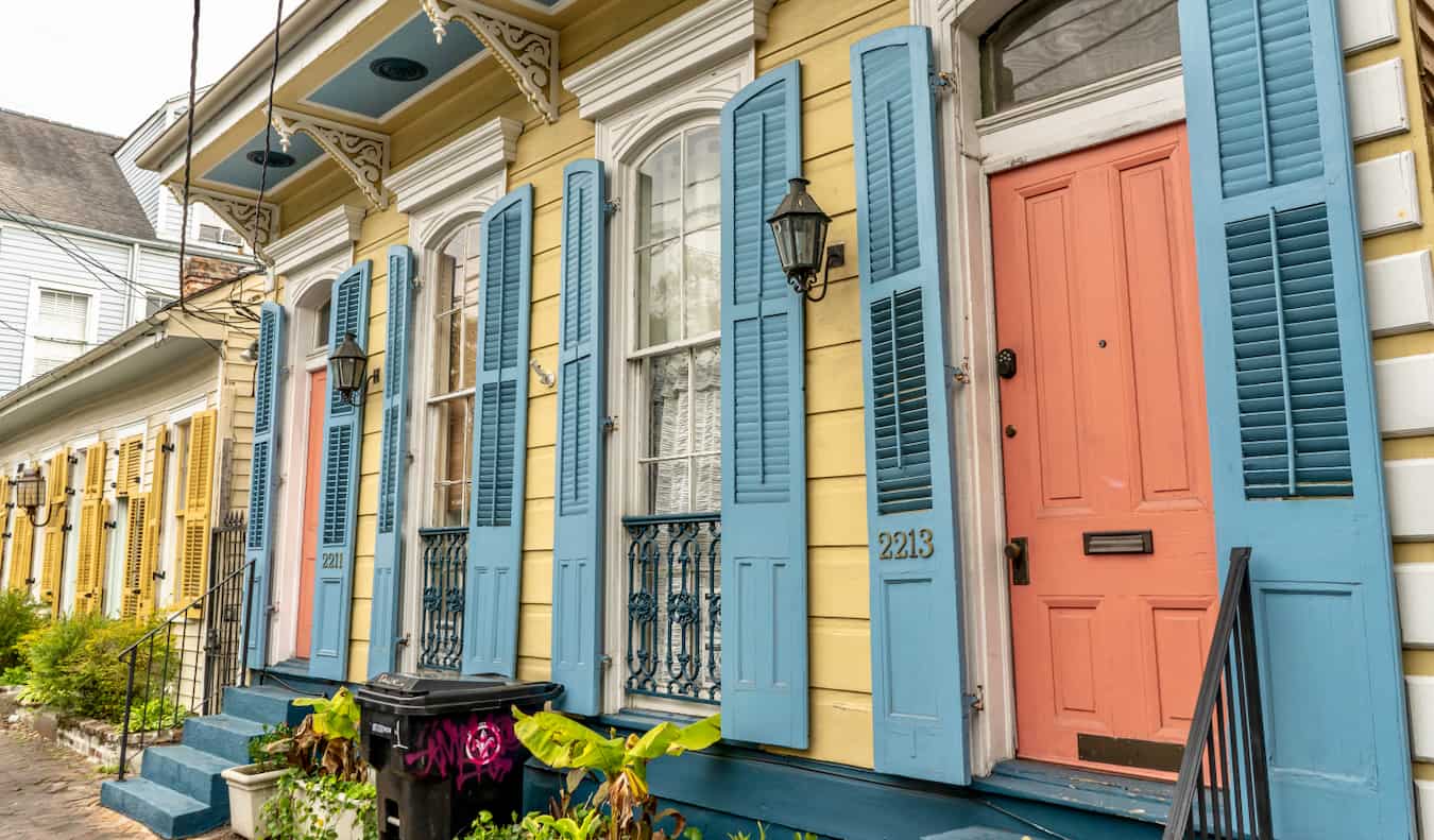 Una casa colorida en una calle tranquila en la zona de Marigny de Nueva Orleans, EE.UU.