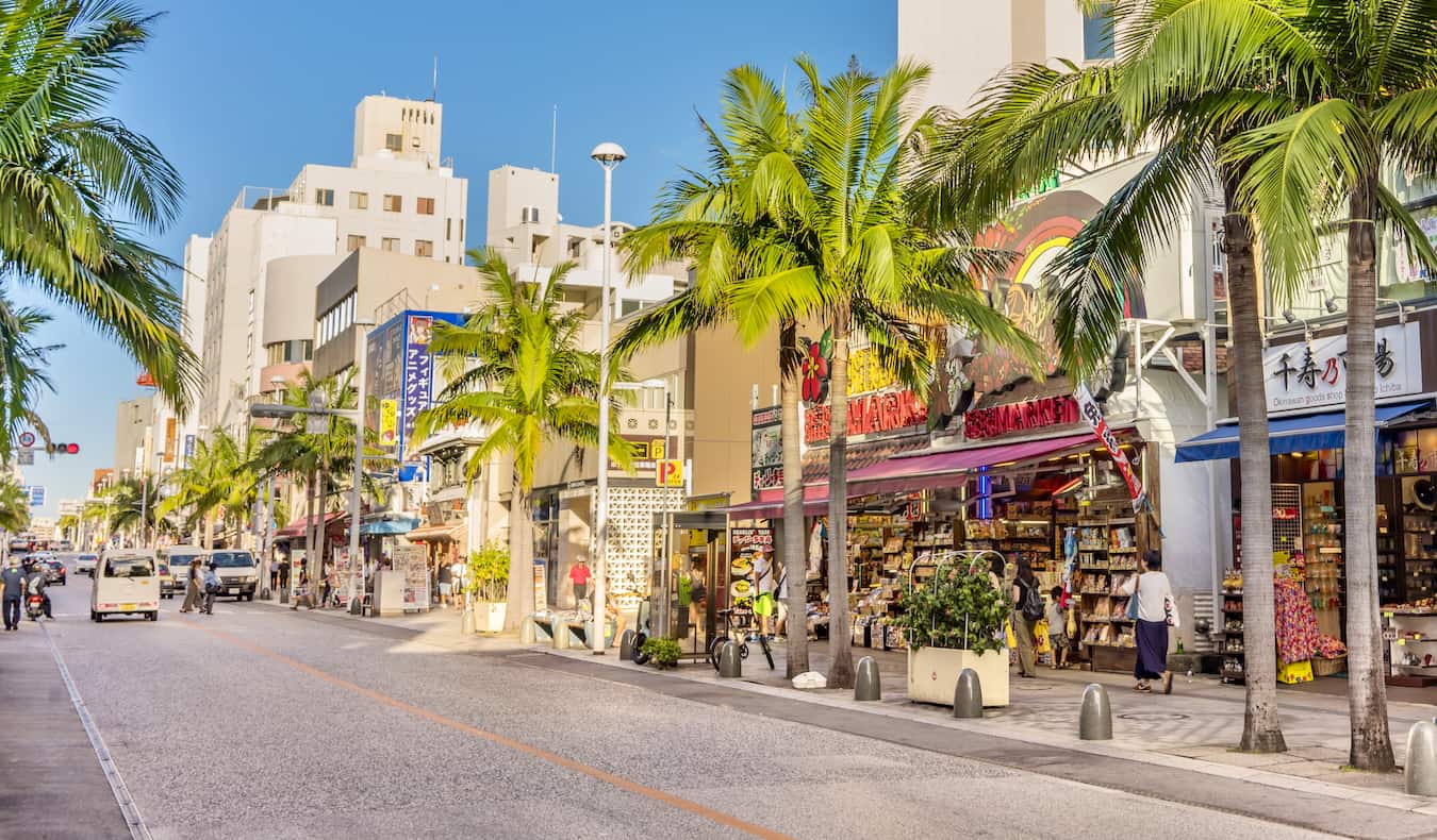 Una calle concurrida en la soleada y subtropical Okinawa, Japón