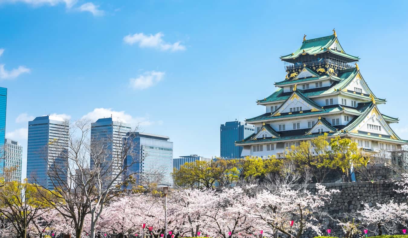 El emblemático y alto castillo de Osaka con vistas a la concurrida Osaka, Japón, en un día soleado