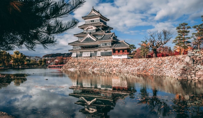 Un castillo tradicional japonés en un día soleado cerca de un foso en Japón