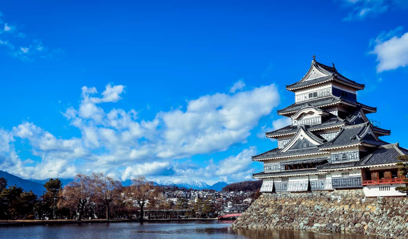 El castillo tradicional japonés con vistas a Matsumoto en Japón