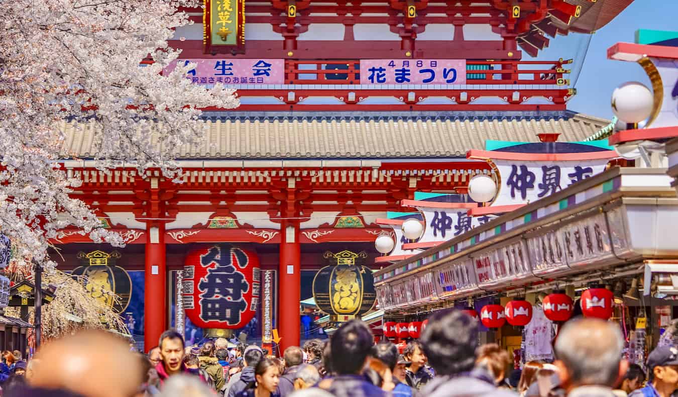 Las calles concurridas de Tokio, Japón, cerca de un antiguo templo