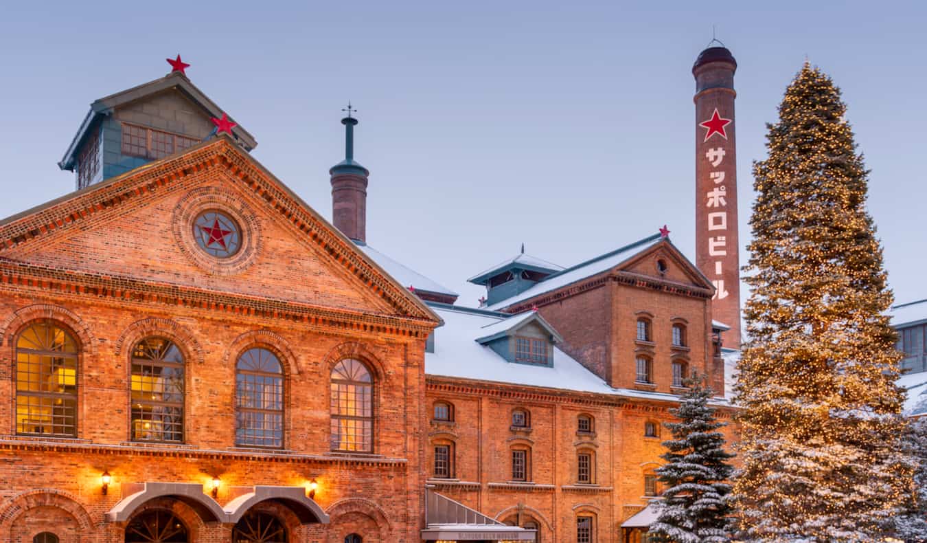 Una antigua cervecería en invierno en Sapporo, Japón