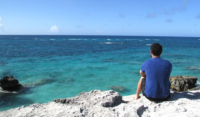 Nomad Matt mirando al agua azul clara de las Bermudas