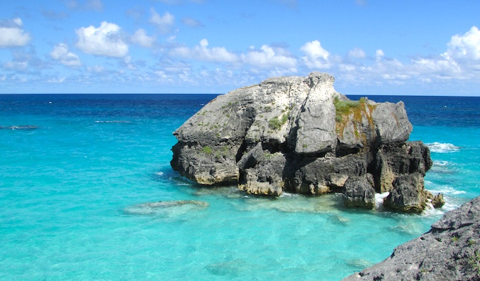 Roca en las claras aguas azules del océano del Caribe