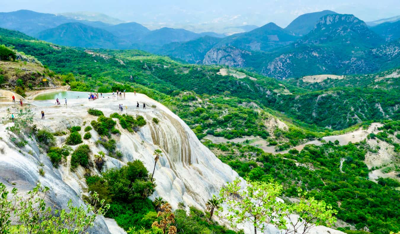 Gente nadando en las piscinas y cascadas de Hierve el Agua cerca de Oaxaca, México