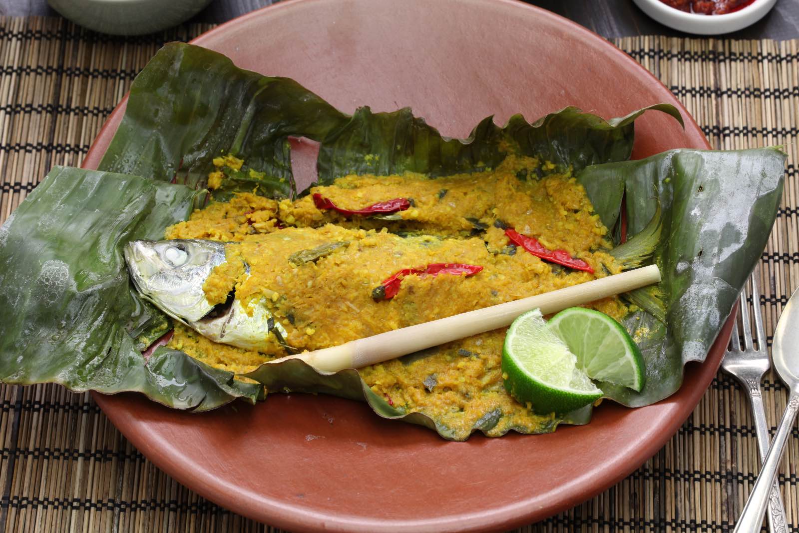 Comida indonesia Pepes Ikan Pescado de hoja de plátano