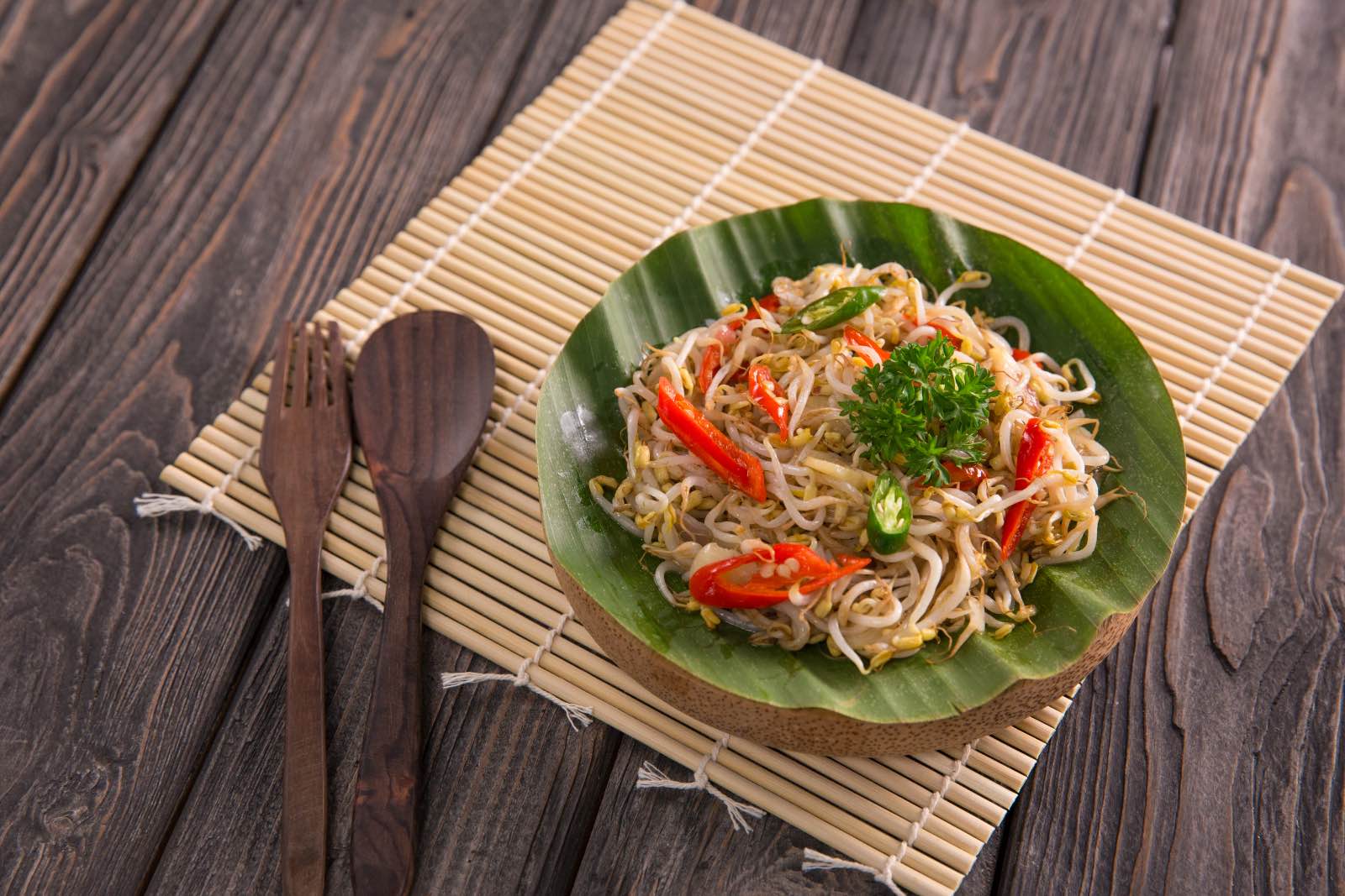 Comida indonesia Taugeh Goreng Brotes de soja fritos