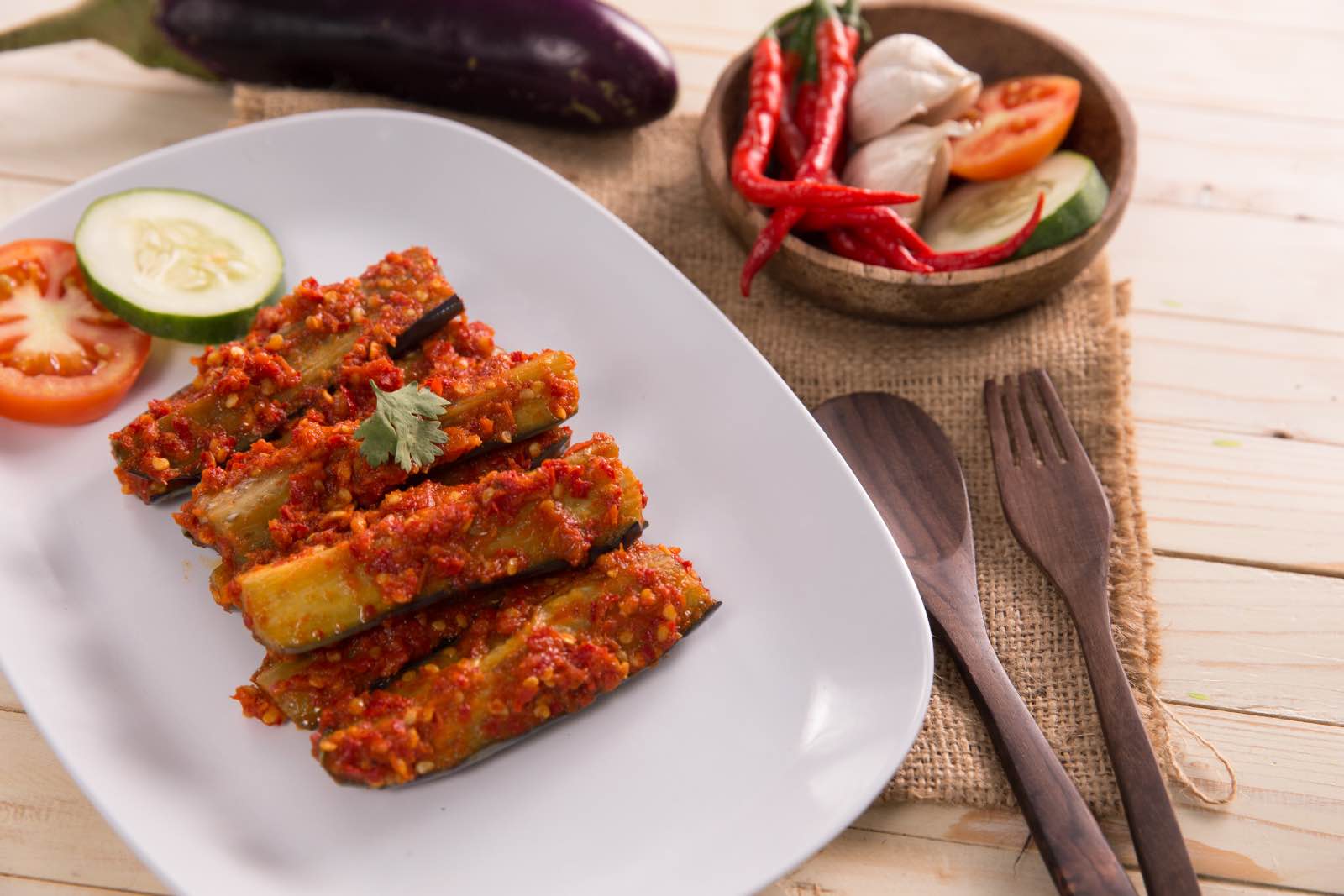 Comida indonesia Sambal Terong Balado Berenjena morada en la parrilla