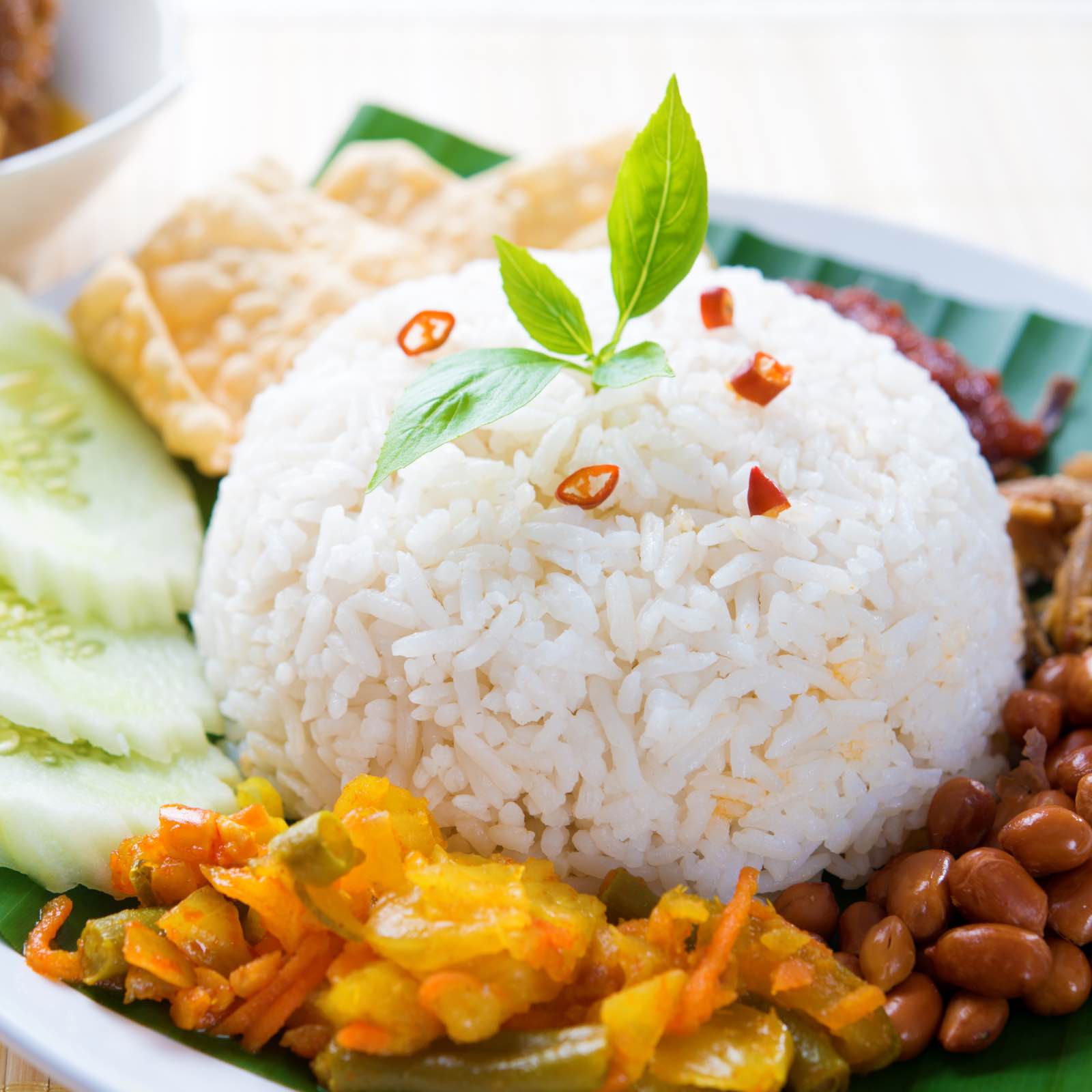 Comida indonesia Nasi Uduk Arroz al vapor con leche de coco