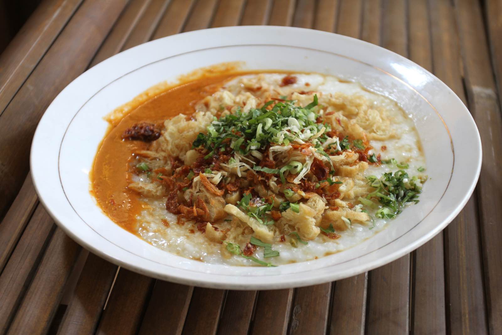 Comida indonesia Bubur Ayam Chicken Congee