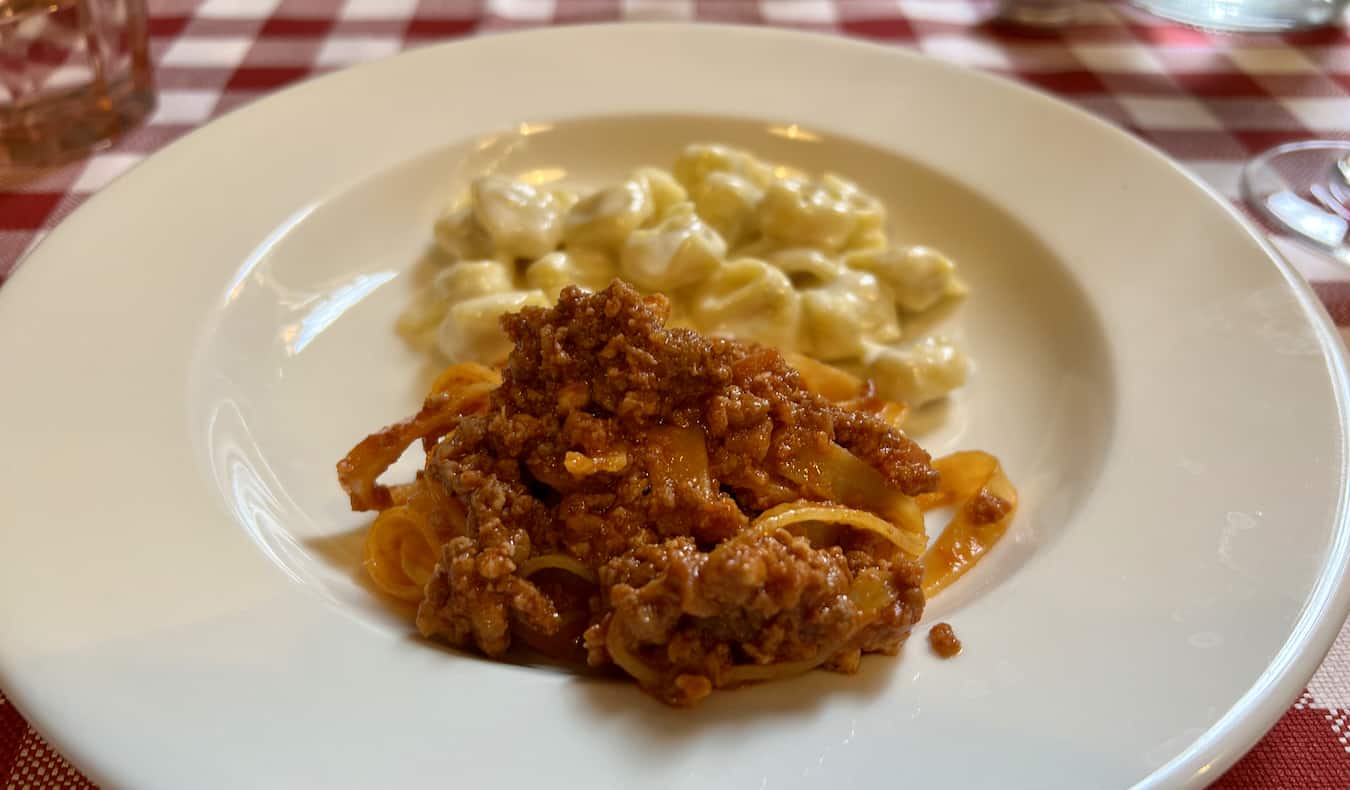 Un sabroso plato de pasta en Bolonia, Italia