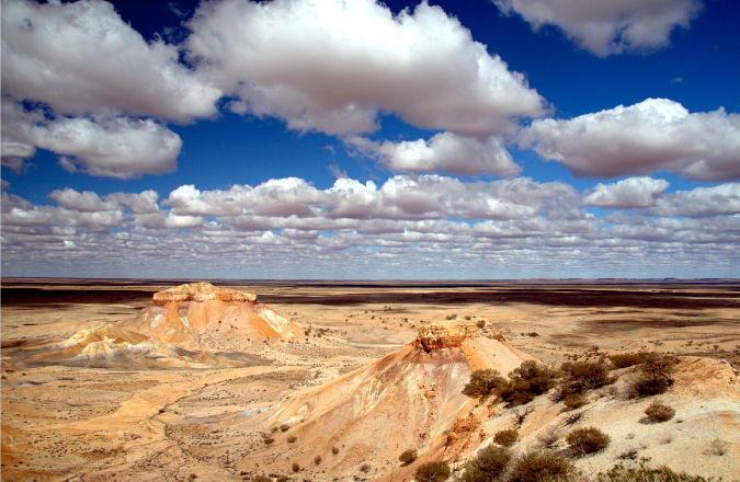 Aprovechando el tiempo para los fotógrafos cuando tome una foto de las montañas y el cielo Painted Desert