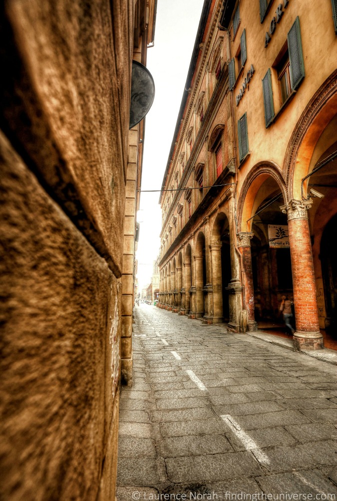 Impresionante foto de viaje de una magnífica calle de Bolonia, Italia