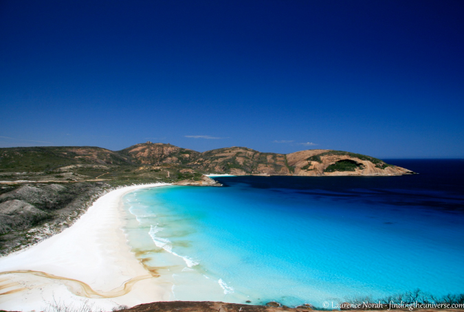 Cielo azul y agua clara en Hellfire Beach en el oeste de Australia