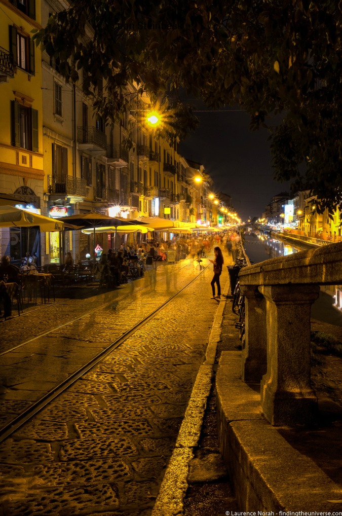 Foto romántica de una calle y canal nocturno en Europa