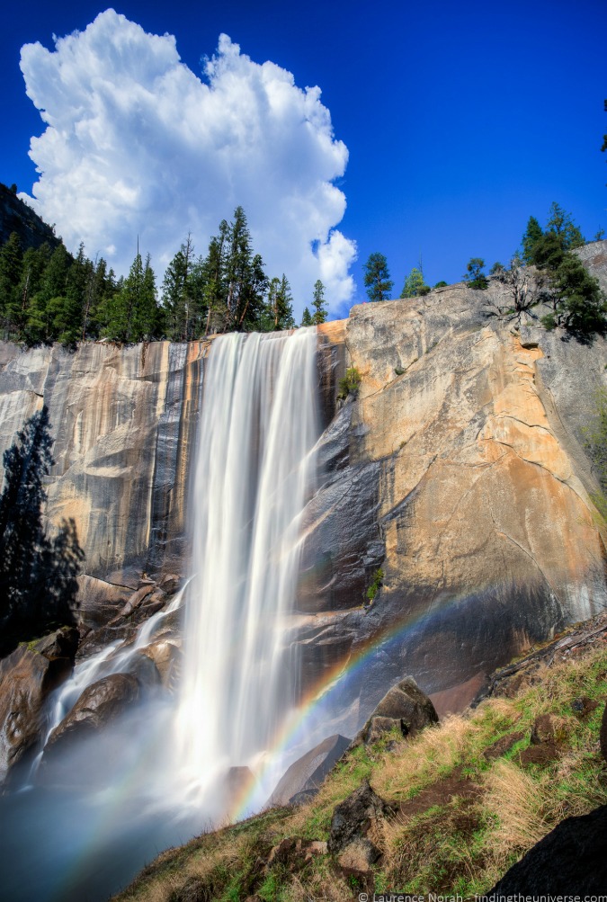 Foto impresionante de las cataratas Vernal y un arco iris en el parque de la nación de Yosemite, EE.UU.