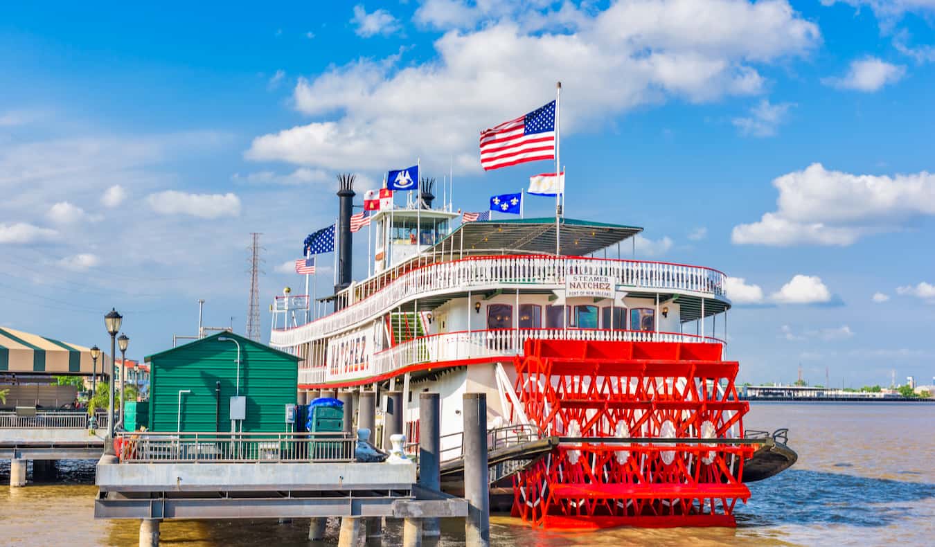 El histórico Steamboat Natchez en el río en la soleada Nueva Orleans, EE.UU.