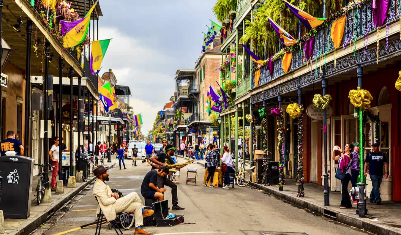 Gente caminando y tocando música en el barrio francés de la bulliciosa Nueva Orleans, EE.UU.