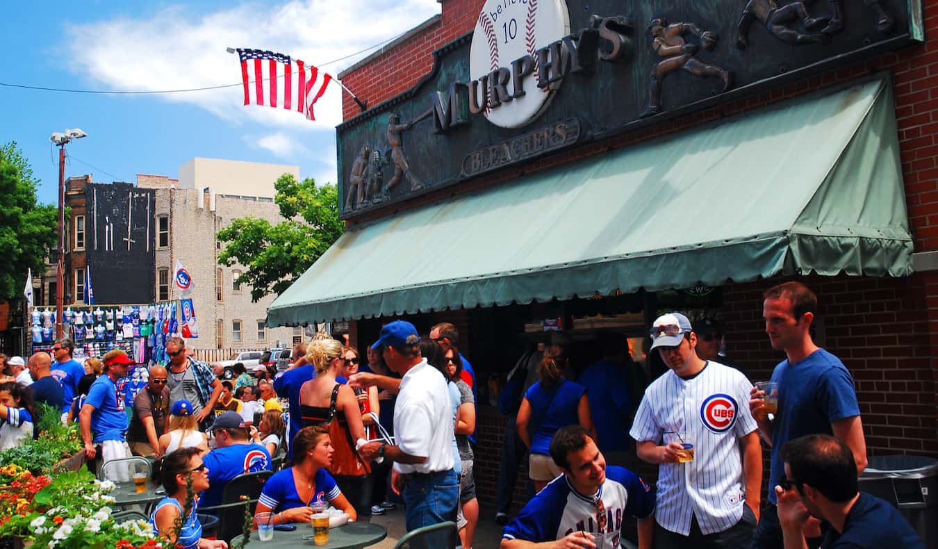 Vecinos bebiendo en un bar cerca de Wrigley Field en Lakeview, Chicago