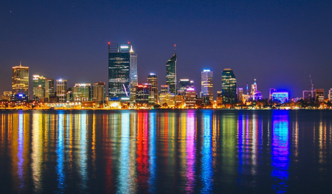 La ciudad de Perth, Australia, se iluminaba por la noche