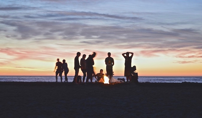 Viajeros juntos en la playa