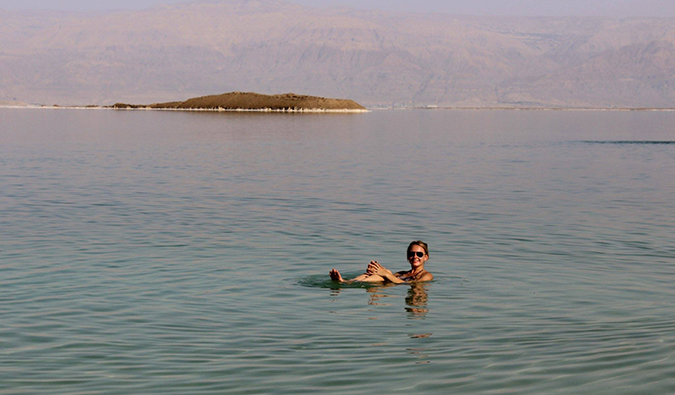 Anastasia Schmalz en el mar Muerto en Israel