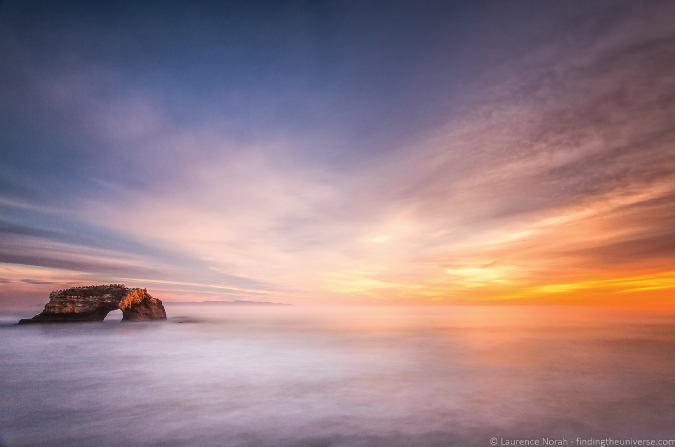 Foto de una hermosa puesta de sol dorada sobre el océano en Santa Cruz, California