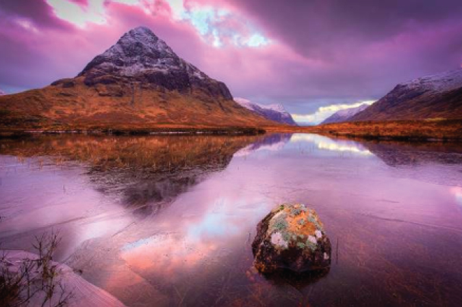 Emocionante foto de la puesta de sol sobre un lago congelado en Glencoe, Escocia