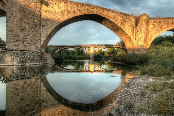 Foto de puentes antiguos en la villa medieval de Besalú, España