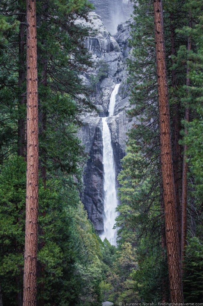 Foto de las cataratas de Yosemite inferiores entre los árboles del parque nacional de Yosemite