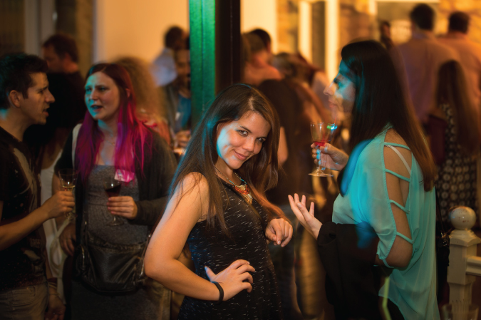 Foto de una mujer haciendo una fiesta con sus amigos