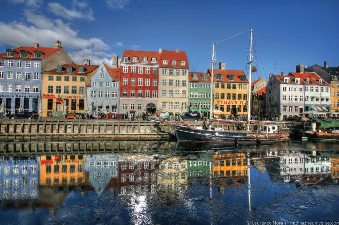 Foto de casas reflejando en el puerto de Nyhavn en Copenhague, Dinamarca