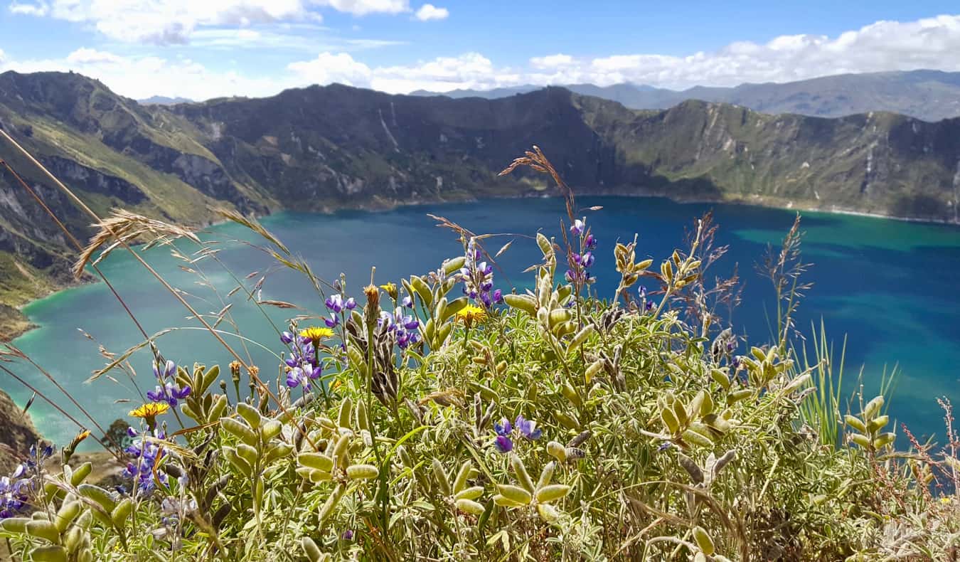 El enorme lago cráter volcánico Laguna Quilotoa cerca de Quito, Ecuador