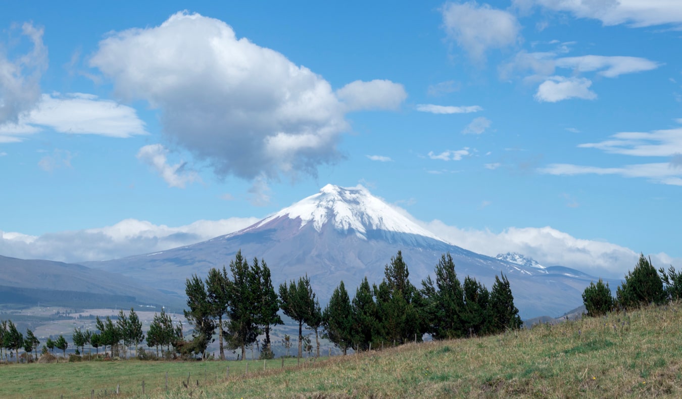 El volcán Cotopaxi nevado cerca de Quito, Ecuador