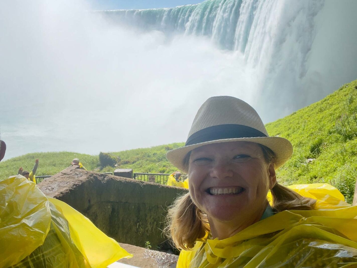 Las mejores vistas de las cataratas del Niágara Viaje detrás de las cataratas