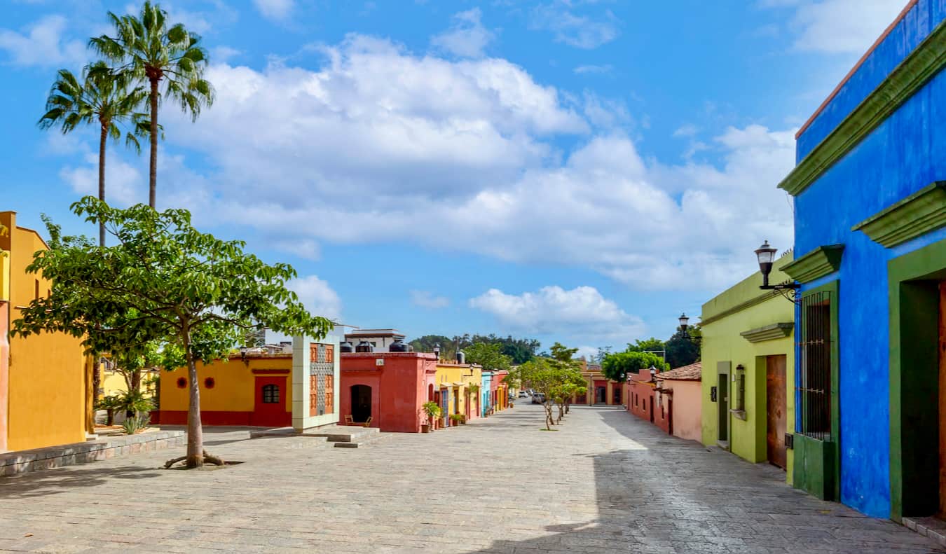 La colorida zona del centro de la bella Oaxaca, México, en un día soleado