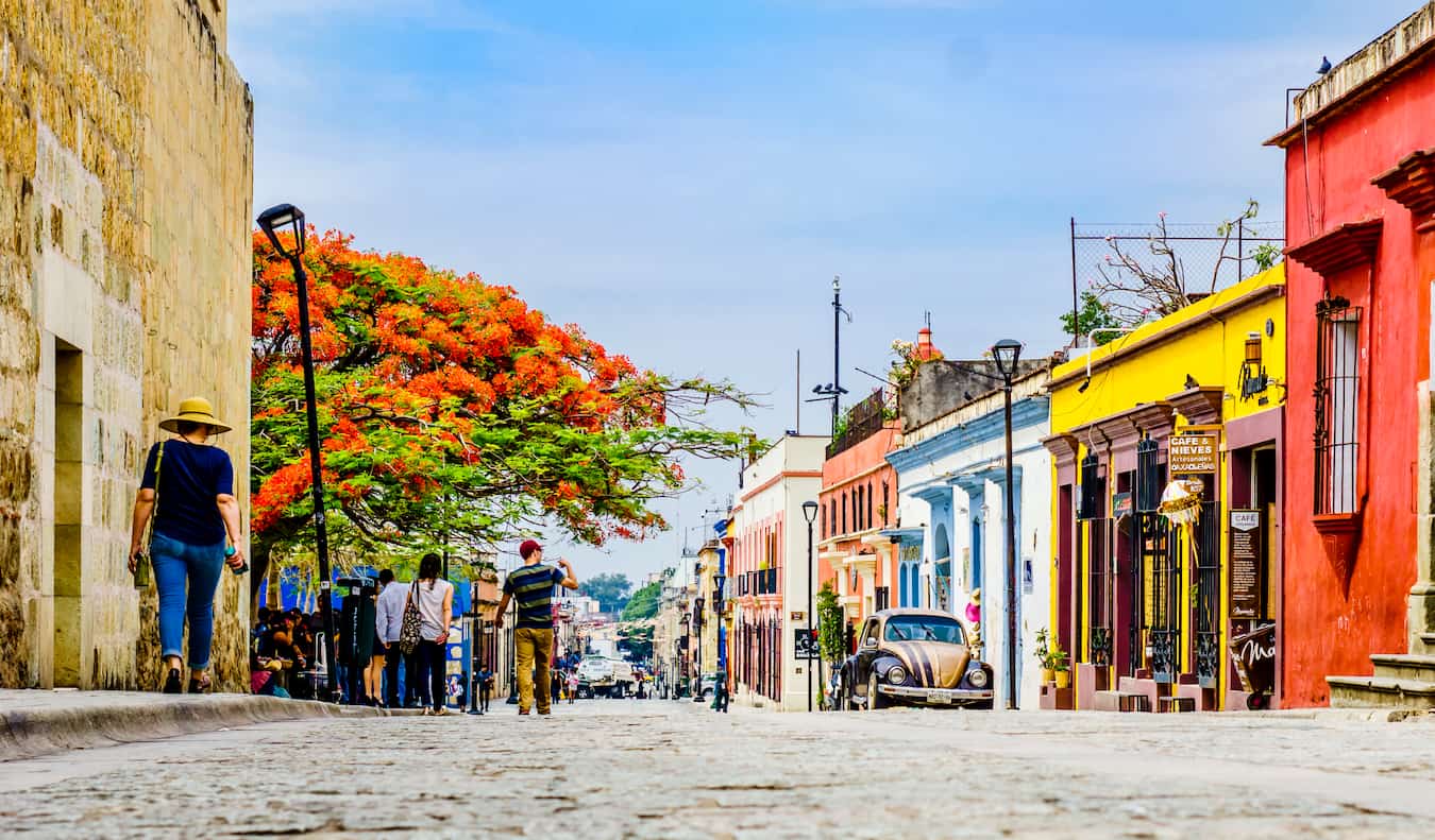 Una calle de adoquines vacía y colorida en México