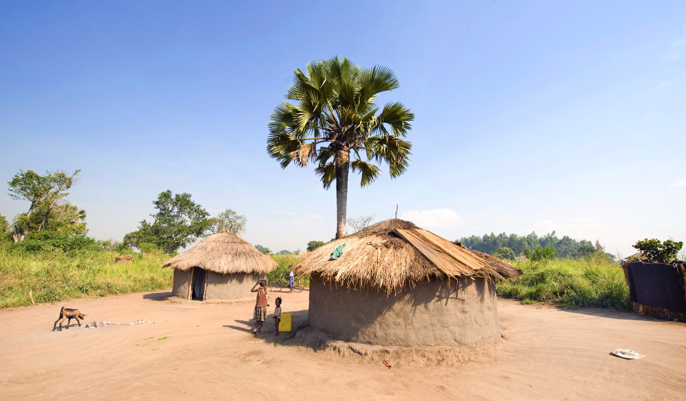 Una pequeña cabaña tradicional en un pueblo de Uganda