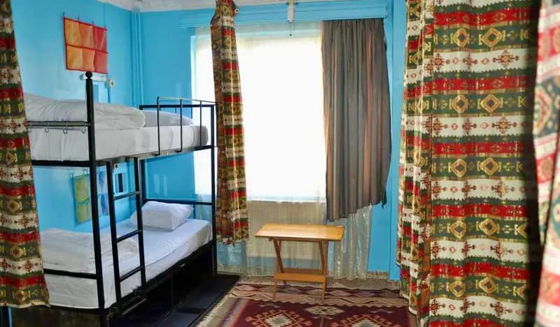 El interior del Bahaus Hostel en Estambul, Turquía, con paredes azules en un dormitorio pequeño y acogedor